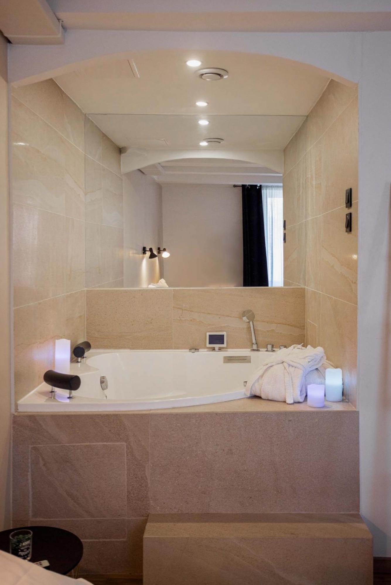Bulle D'amour - Jacuzzi, 10mn Palais&plage, Centre